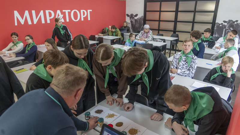 Шаг в профессию: «Мираторг» провёл первый агрономический урок для выгоничских школьников в брендированной аудитории Брянского ГАУ